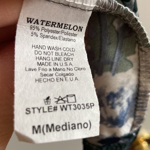 NWOT Floral cold shoulder top in size M - Picture 5 of 5